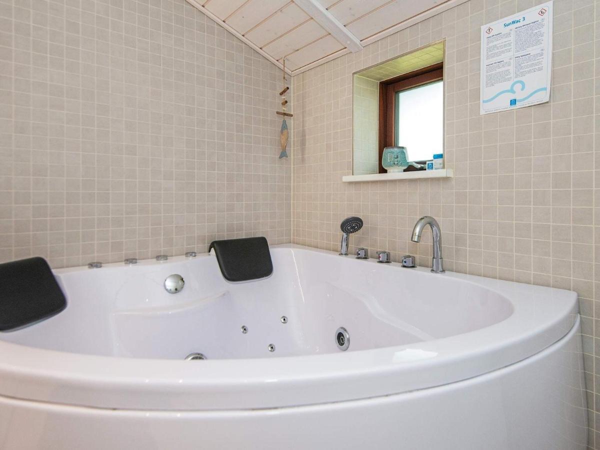 6 Person Holiday Home In R M Lakolk Buitenkant foto