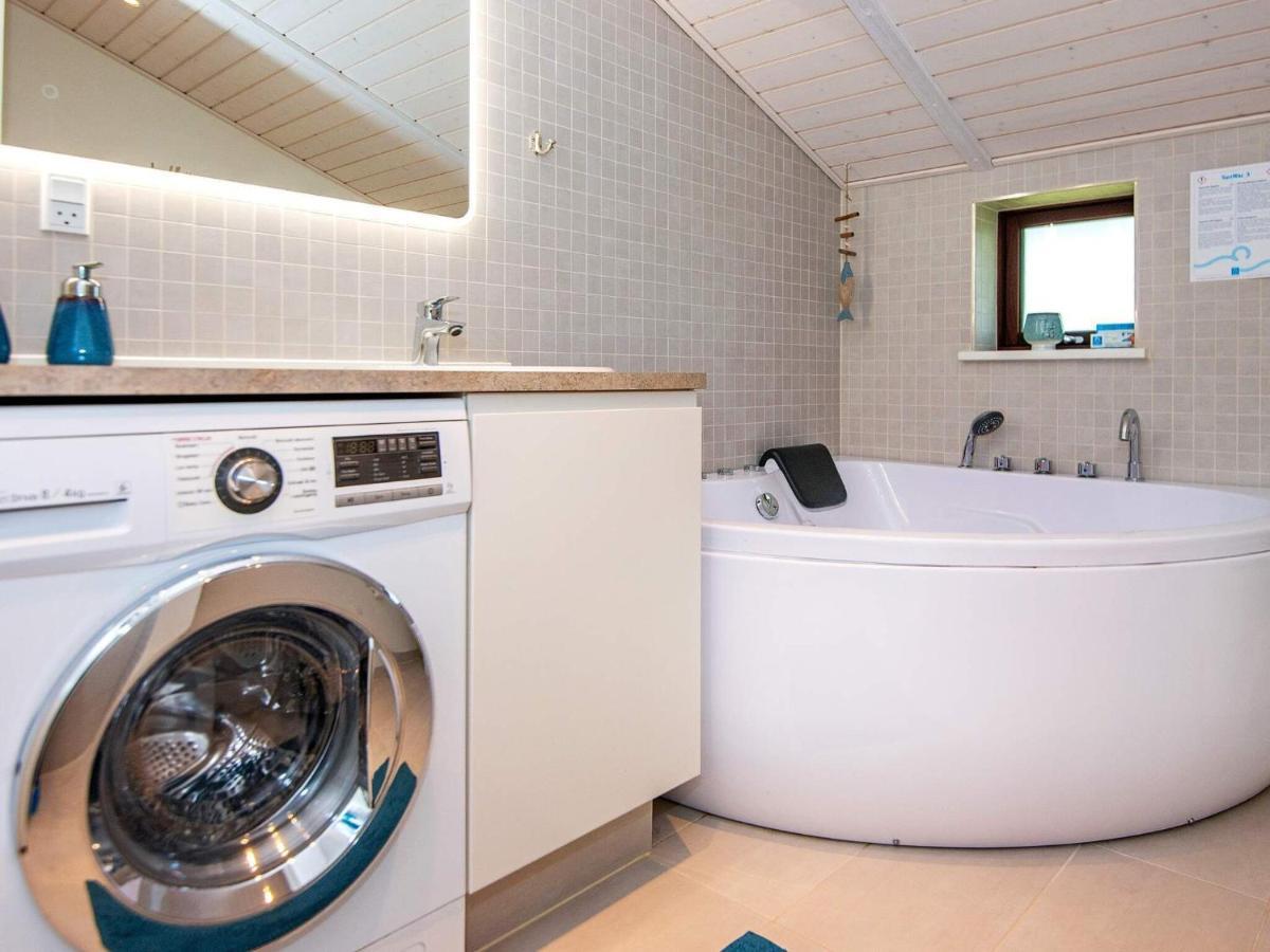 6 Person Holiday Home In R M Lakolk Buitenkant foto